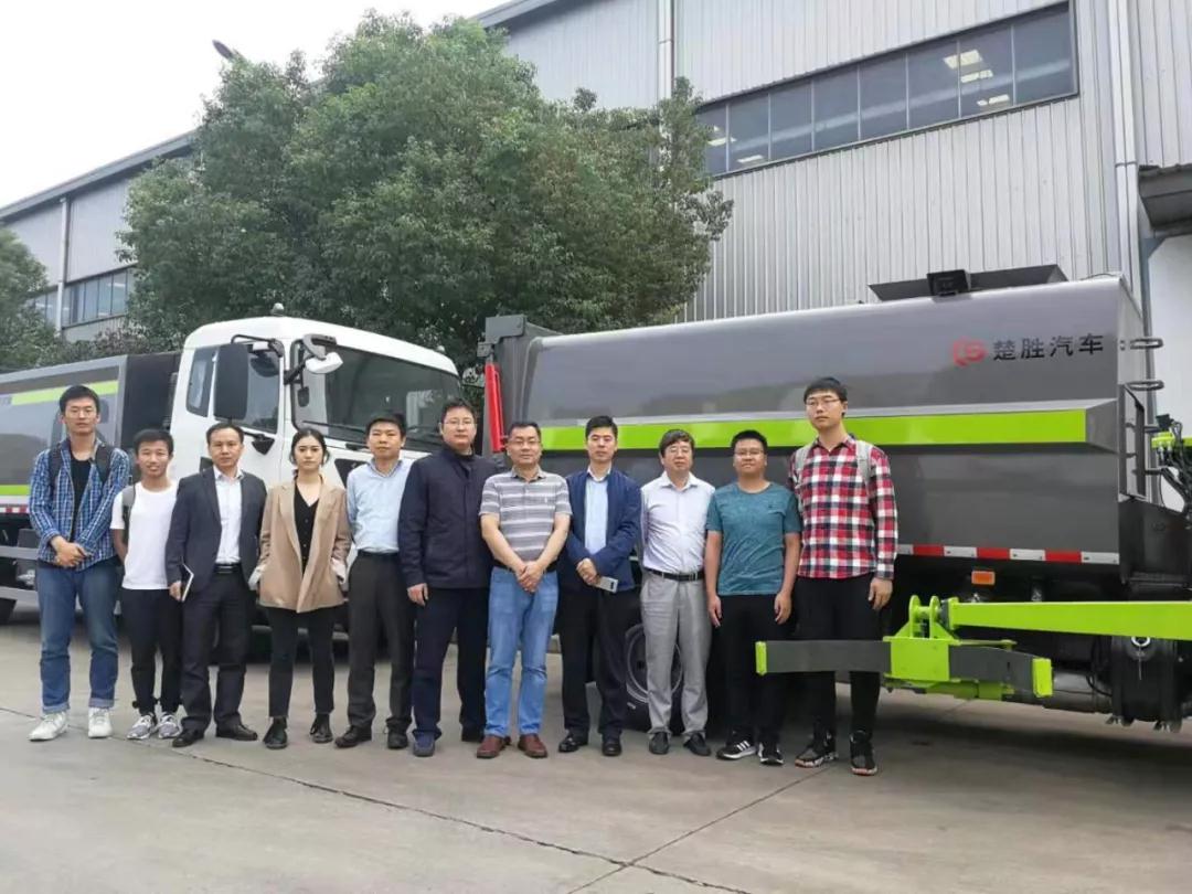 驚艷！“智能機(jī)械臂”自裝卸式垃圾車震撼問(wèn)世